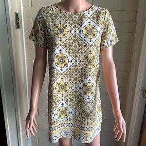 Lulu’s size small yellow and white beautiful summer pattern dress